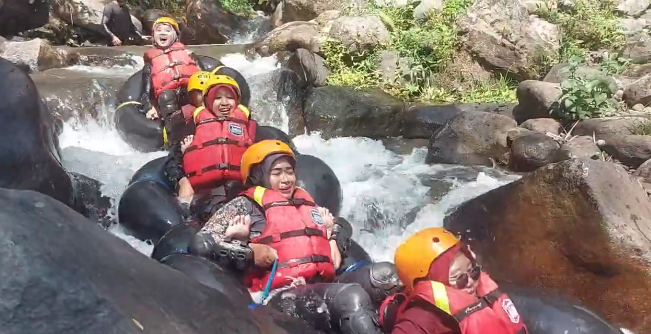 Uji Adrenalin di Cikadongdong River Tubing Majalengka: Basah-Basahan Seru di Sungai Jernih!