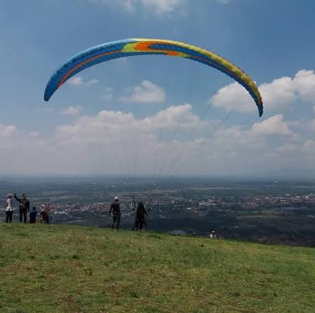 Memicu Adrenalin di Paralayang Majalengka: Sensasi Terbang dan Nikmati Pemandangan Menakjubkan!